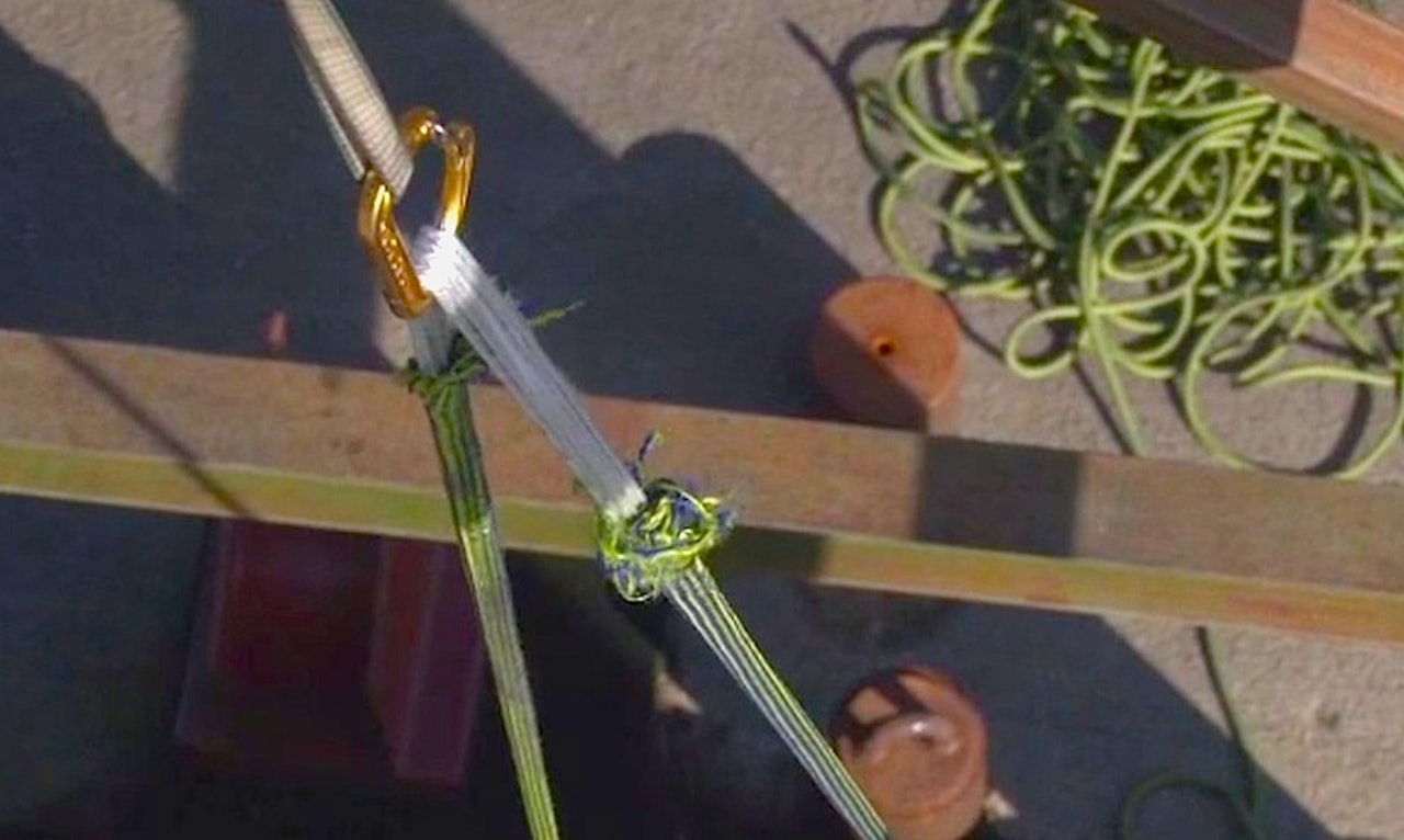 Fallsimulering på en slitt karabin. Skjermdump fra Vimeo Fallsimulering på en slitt karabin. Skjermdump fra Vimeo