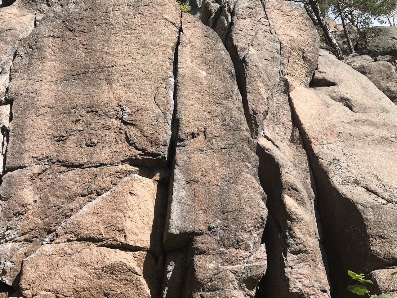 Skal riss boltes? I denne saken får du noen gode argumenter mot det. Bildet viser et par riss på Hyggen som nylig fikk sine bolter fjernet. Foto: Dag Hagen