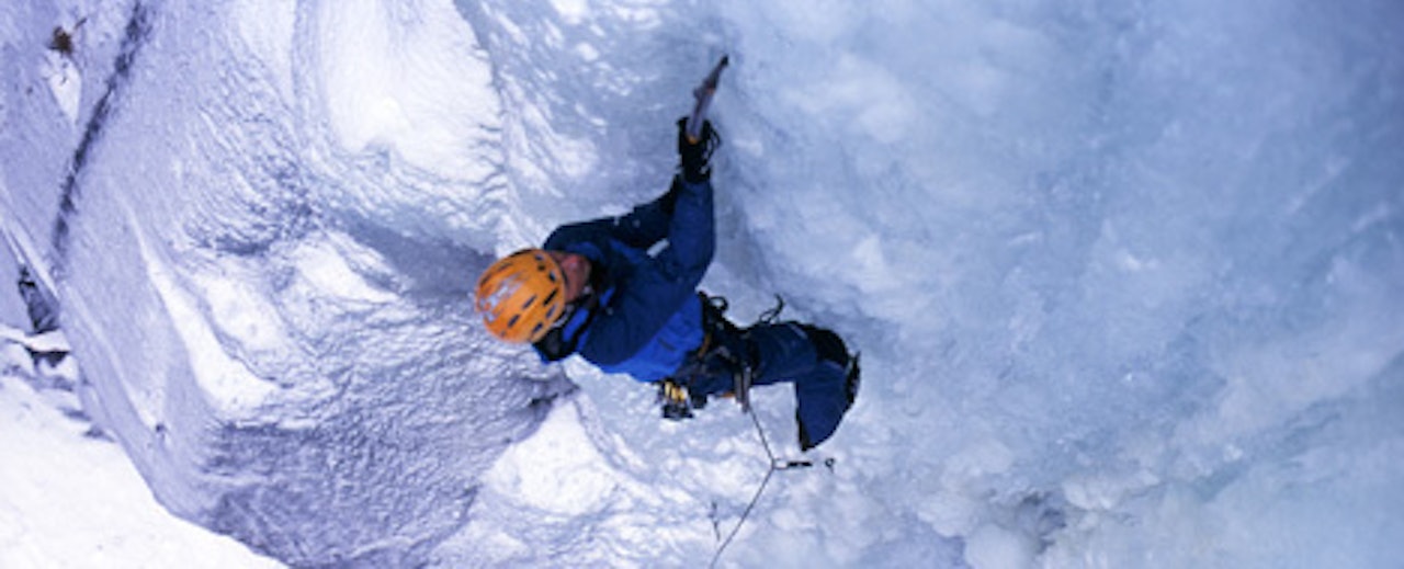 Andreas Spak klatrer is på Rjukan. Foto: Rjukan Adventure Andreas Spak klatrer is på Rjukan. Foto: Rjukan Adventure