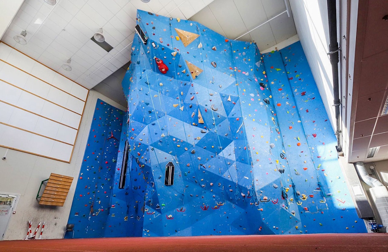 SKADET RYGGEN: Den 25 år gamle kvinnen falt i bakken i klatreveggen i Mandalshallen og fikk en varig ryggskade. Foto: Mandalshallen Ulykke