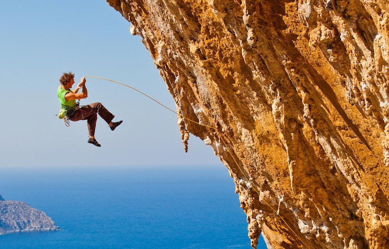 NEEEEI! Eller er det jaaaaa? Det kan det bli om du trener på fall. Her tryner Jon Olav Grepstad langt på Aegialis (7c) i Grande Grotta på Kalymnos. Foto: Terje Aamodt Falltrening klatring