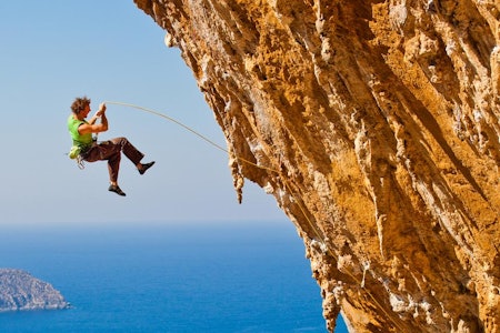 NEEEEI! Eller er det jaaaaa? Det kan det bli om du trener på fall. Her tryner Jon Olav Grepstad langt på Aegialis (7c) i Grande Grotta på Kalymnos. Foto: Terje Aamodt Falltrening klatring