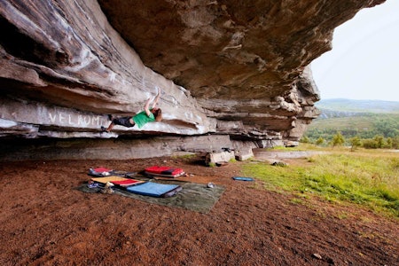 Strekk: En tilreisende utlending prøver seg på Jagga-Jo (7A+) i hula. Foto: Dag Hagen