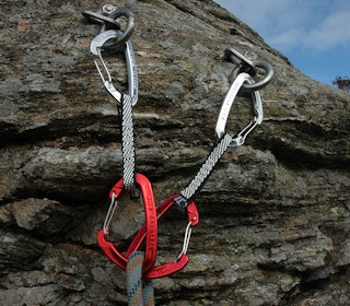 KJÆRT BARN HAR MANGE NAVN: Kall det anker, toppanker, topptaufeste, snufeste – det viktigste er at det er av god metallkvalitet, er kompetent plassert og består av to uavhengige sikringer helt ut til tauet. Bruk dine egne slynger, slik at ankeret får minst mulig slitasje. Foto: Sindre Bø Topptau toppanker