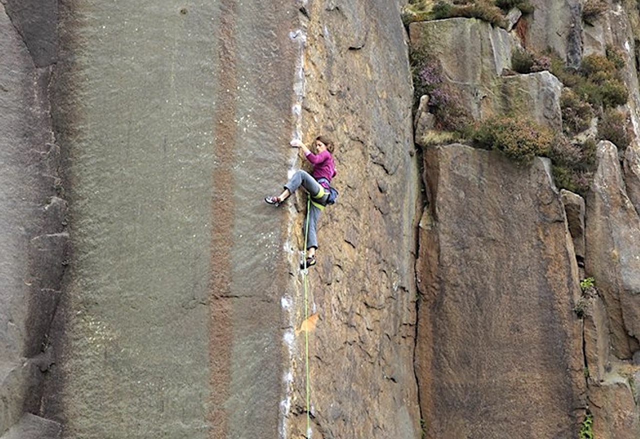 Mari Augusta Salvesen går Masters Edge (E7 6c), Millstone Edge quarry, Peak Districct. Foto: Mike Hutton Mari Augusta Salvesen går Masters Edge (E7 6c), Millstone Edge quarry, Peak Districct. Foto: Mike Hutton