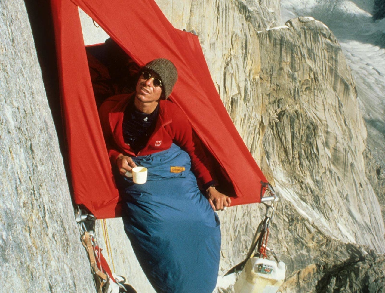 PÅ HYLLA: Dag Kolsrud slapper av i hengeteltet. Foto: Stein P. Aasheim