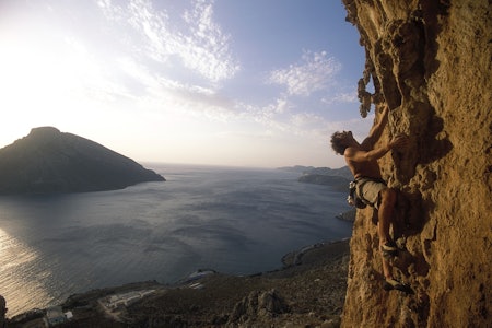 Kalymnos har fått seg enda en guidebok, fra Rockfax. Det har skapt rutekluss på flere klatrefelter, der det hevdes at lokale klatrere har byttet navn på rutene, slik at Rockfaxs guide inneholder feil. Her er Einar Landmark på 7a på feltet Spartacus. Foto: Dag Hagen