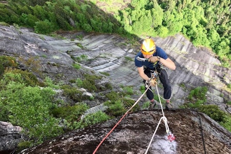 FORBUD MOT NYBOLTING: Klatrere kan bare glemme å sette nye bolter på Andersnatten enn så lenge - grunneierne har heller ikke besluttet hva de vil gjøre med eksisterende ruter. Her fra Eira (7+) på Andersnatten. Foto: Jon Olav Grepstad Andersnatten klatring bolting