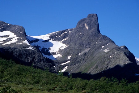 NORDVEGGEN: Den 100 år gamle klatreruta og den 33 år gamle rappellruta går opp veggen fra Gapet i nordsida av Romsdalshornet. Foto: Iver Gjelstenli Borebolter Romsdalshorn