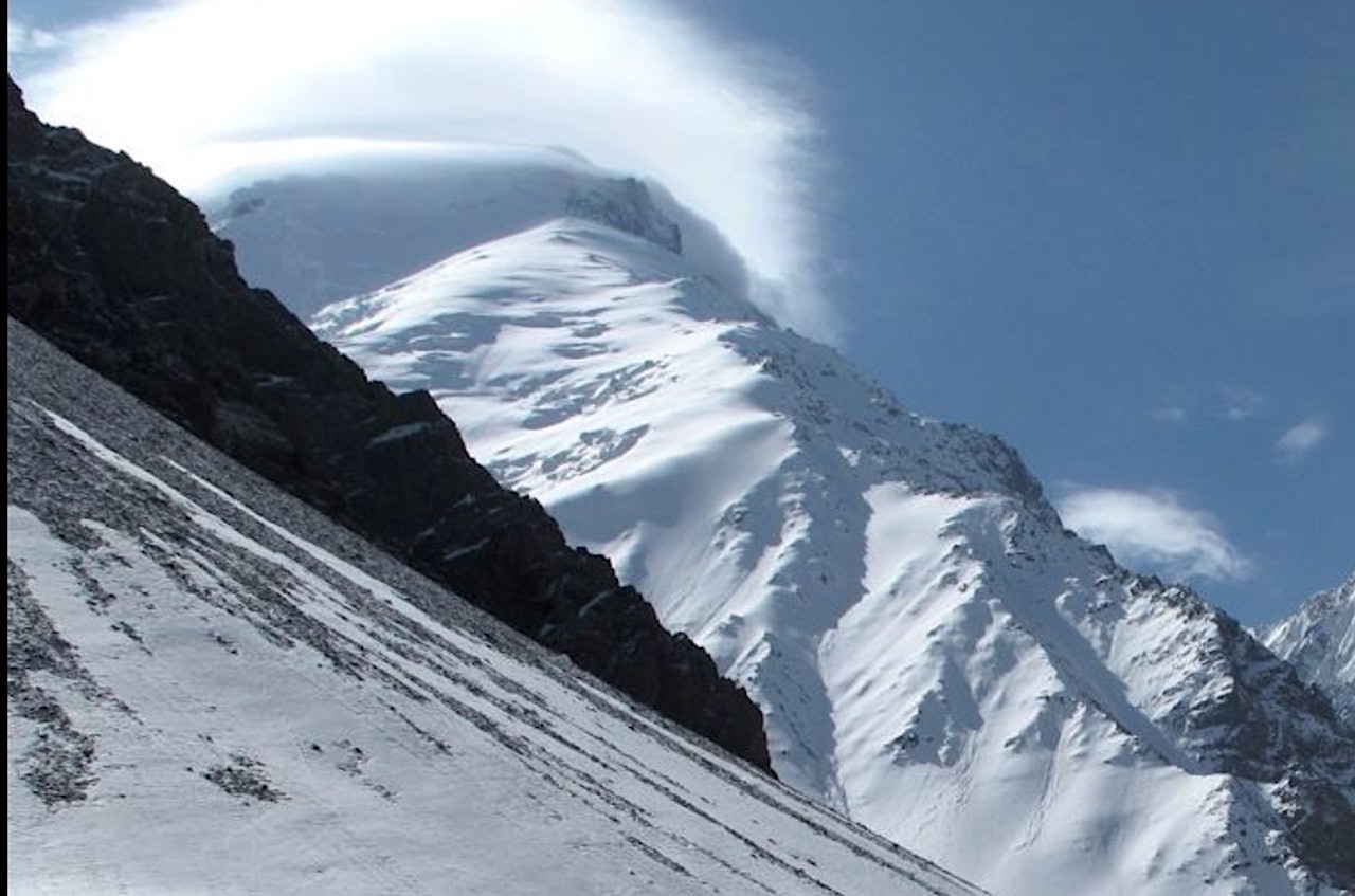 Noshaq (7492 moh) sett fra basecamp. Foto: Louis Meunier