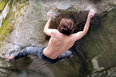 BLODHARDT: Navnet Blodstrupmoen er ikke tilfeldig – 7. mai ble det nesten ti år gamle buldreprosjektet i Sogndal gått av lokale Anders Farestveit. Her henger han i den skarpe venstrekrimpen som ga bulderet det blodige navnet. buldring Anders Farestveit Kvam Sogndal