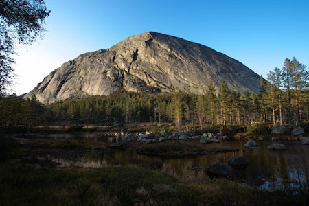 Hægefjell har fått en ny buldre- og klatrefører. Foto: Tina Jørgensen Hægefjell, Nissedal, klatrefører