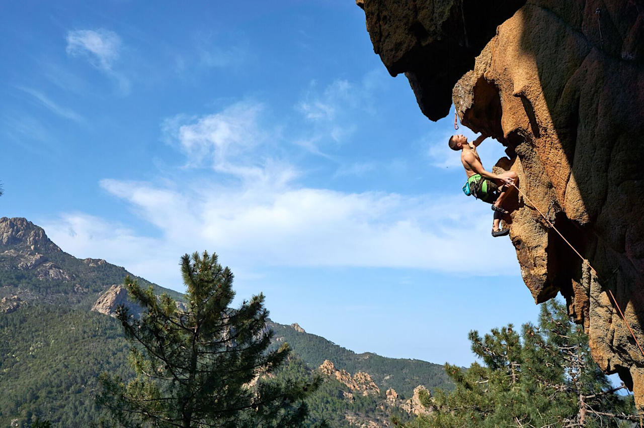 Klippeklatring på Korsika. Foto: Klatreeventyr.com Klippeklatring på Korsika. Foto: Klatreeventyr.com