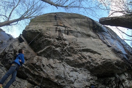 David Postelt på Fraulein mens Arne Farestveit ser nysgjerrig på. Foto: Goproen til David.  David Postelt, Fraulein, 8C, Kvam, Sogndal