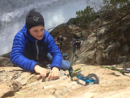 PÅ LED: 12-åringen Erlend Wassdahl Meirik klatrer på Ishoel i Oppdal. Foto: Tore Meirik
