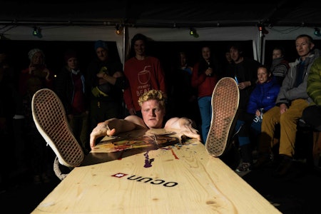 Nest siste helga i august blir det nok en Klatrefestivalen. Her er noe du kan oppleve; bordbuldrekonkurranse. Foto: Bjørn H. Rønning