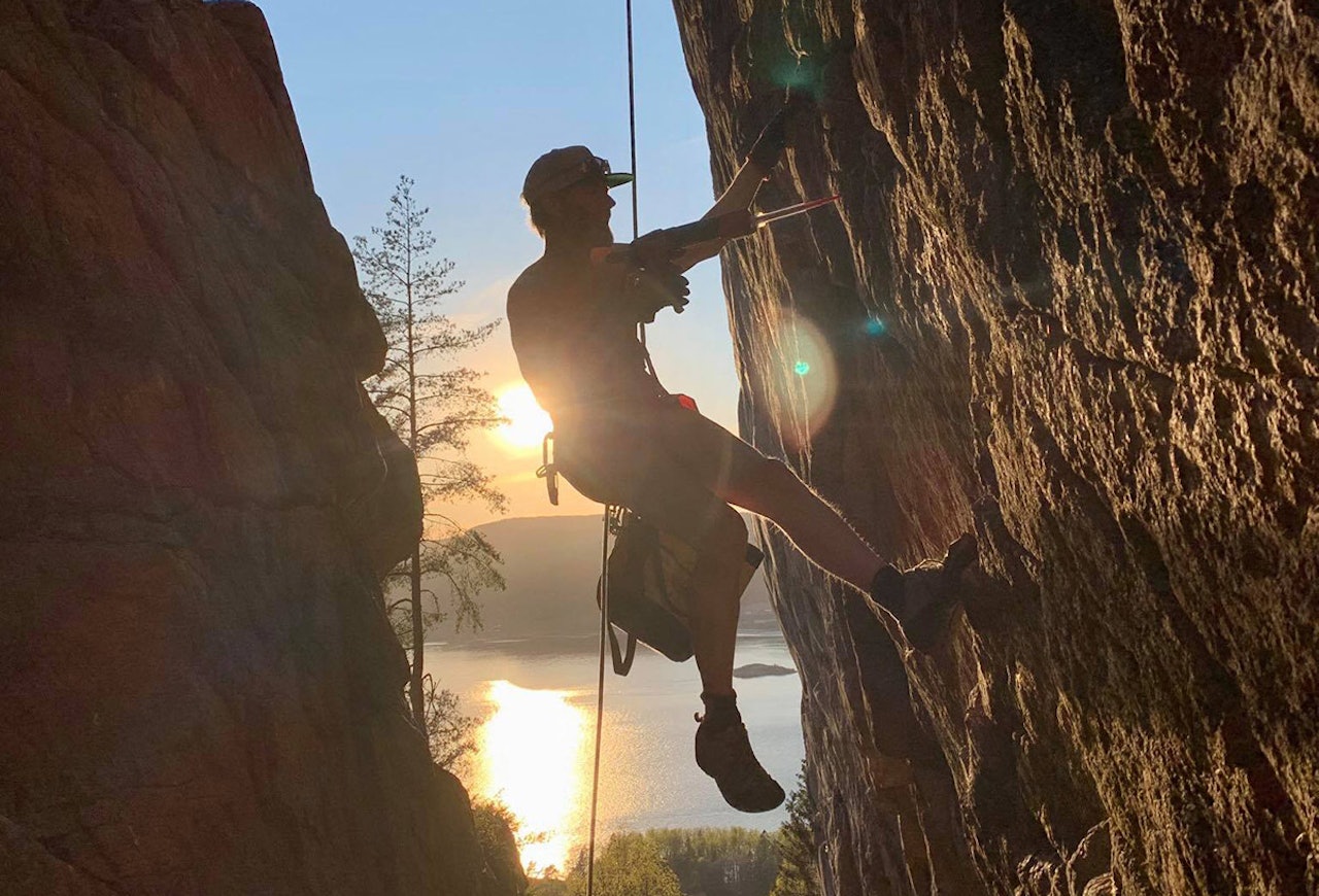 STORE MULIGHETER: Tirsdag kveld kan du bli foreviget i den nye klatreføreren for drammensregionen. Det eneste du trenger å gjøre er å klatre på Knivfjell ra klokka fem. Foto: Martin Danielsen Klatring drammen