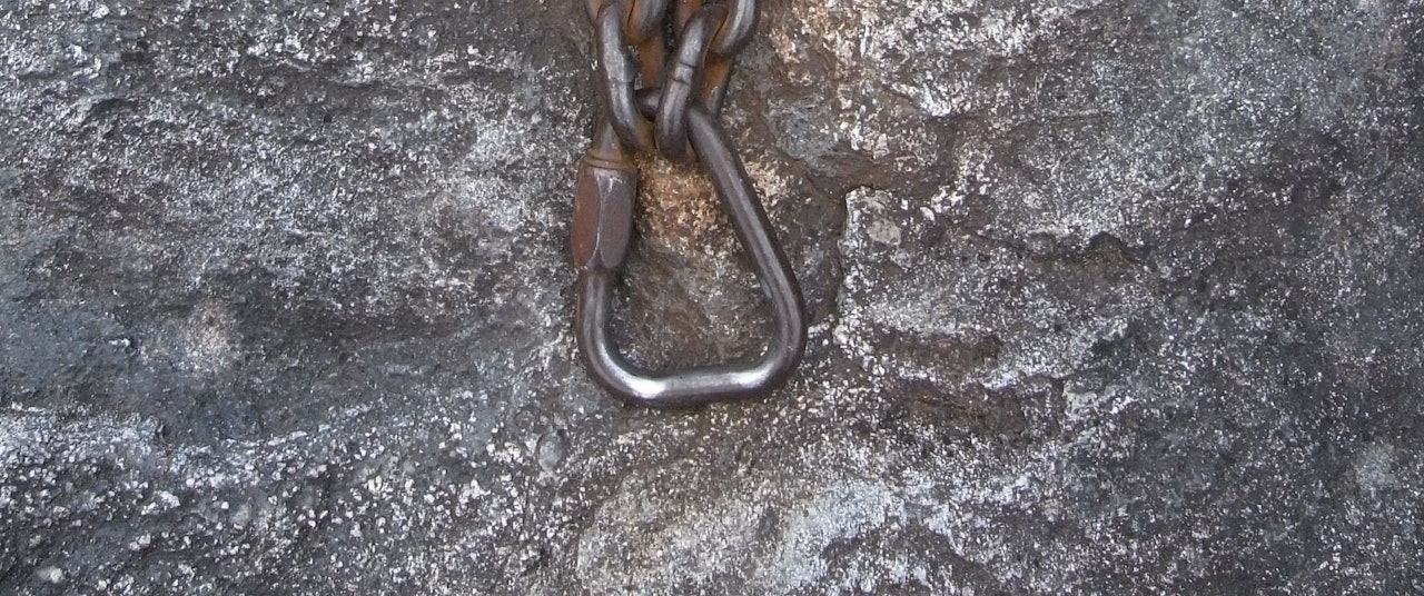 Et rappellfeste på Romsdalshorn Et rappellfeste på Romsdalshorn