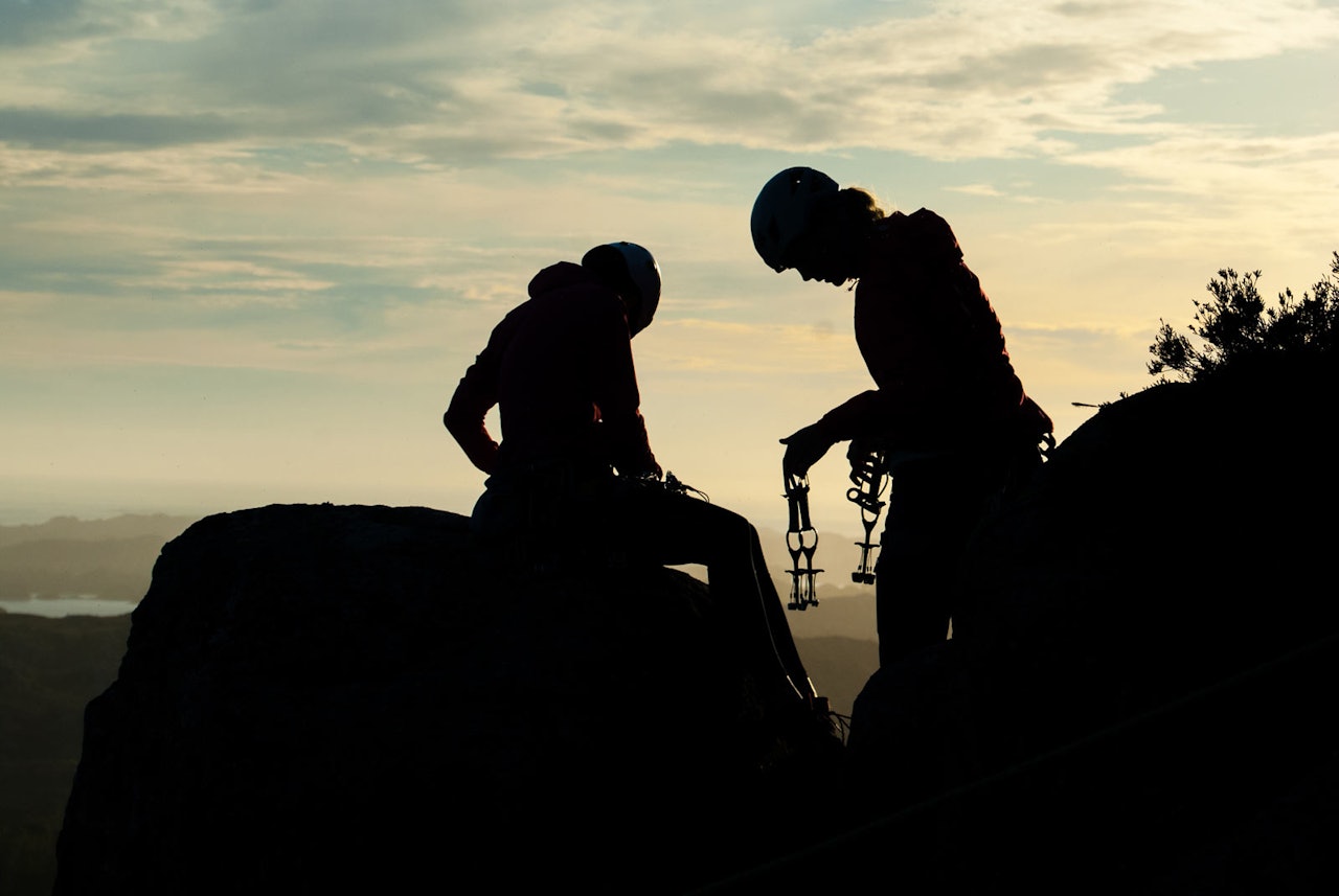 SORTERING AV UTSTYR: I kveldssola på toppen av Liafjell etter endt kveldsøkt med mentorgjengen. Foto: Trond Kristian Kalstø