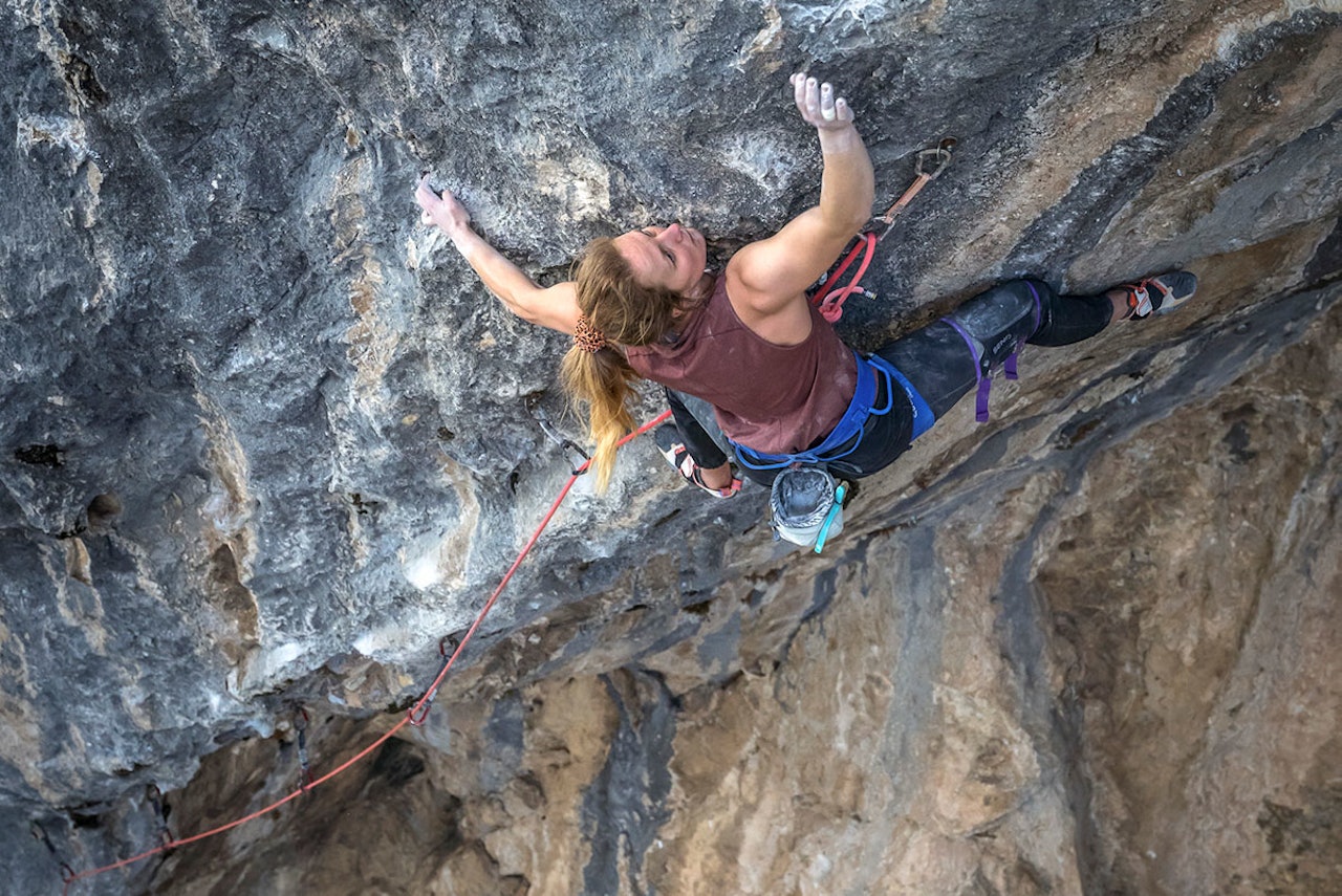 MED FORBEHOLD: Det er greit å klatre ute, men du må ta en del forbehold – og du må bruke sunn fornuft. Arkivfoto: Jan Novak klatring korona