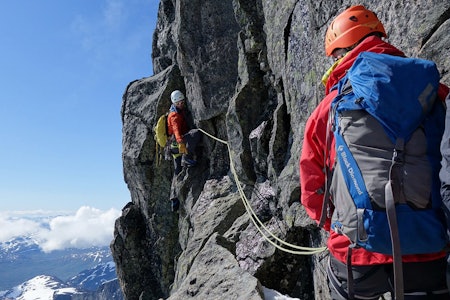 HOLD AVSTAND: Tindeveglederne oppfordres til å ha to meters avstand også på guidede klatreturer – men er det mulig i praksis? Foto: Nortind Nortind fjellklatring tindevegleder guide