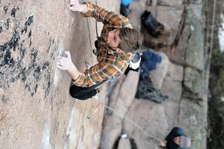 DEMPERKUNGEN: Kalle Olsson i ferd med å gå Draumkvedet (9+) på Demperhylla ved Damtjern i Oslo. Foto: Paula Voldner kalle Olsson Demperhylla Damtjern