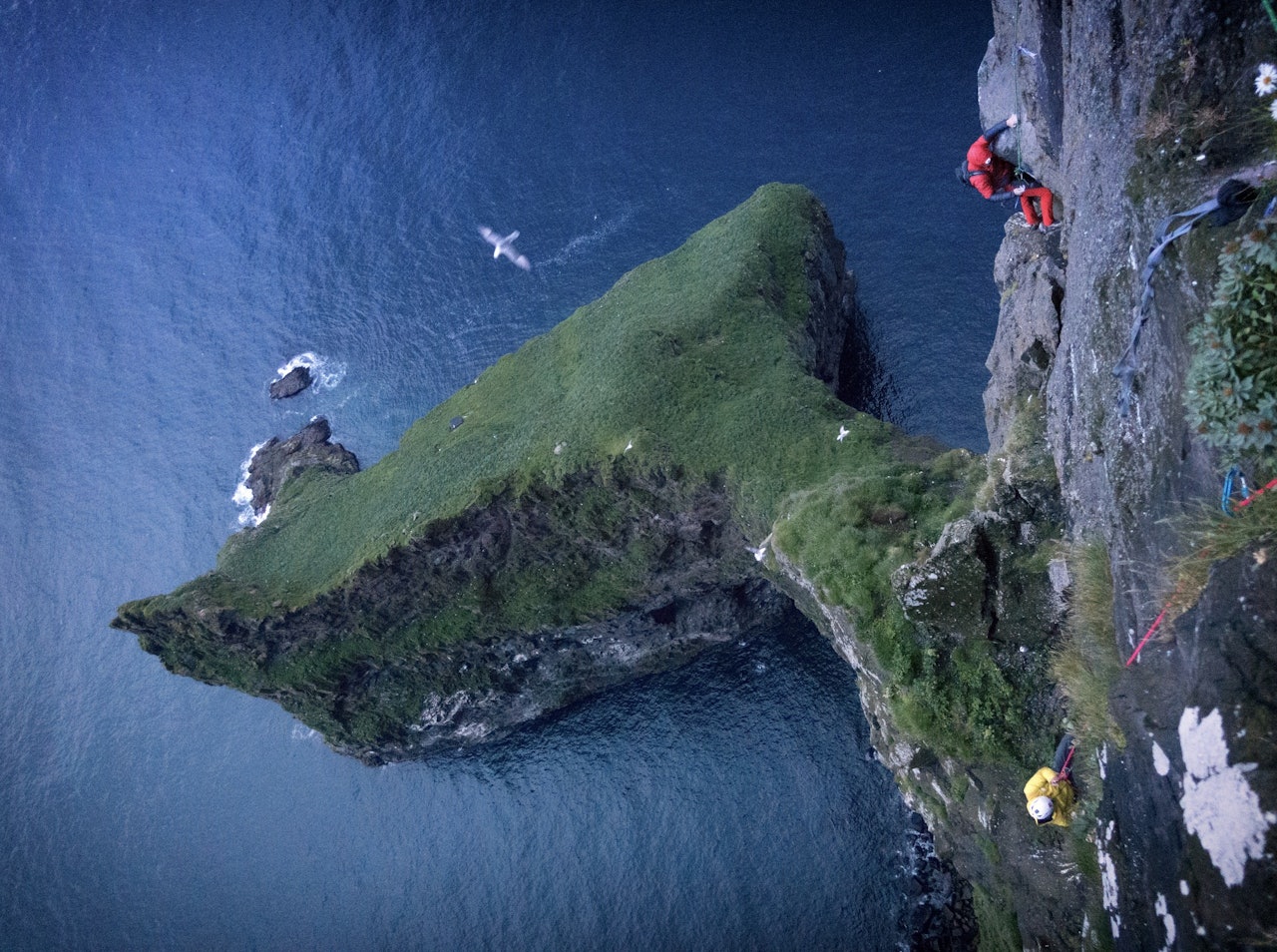 EVENTYR: Yugi Hirayama og James Pearson følger under førstebestigningen av en av verdens høyeste sjøklipper, på Færøyene. Foto: Cedar Wright EVENTYR: Yugi Hirayama og James Pearson følger under førstebestigningen av en av verdens høyeste sjøklipper, på Færøyene. Foto: Cedar Wright