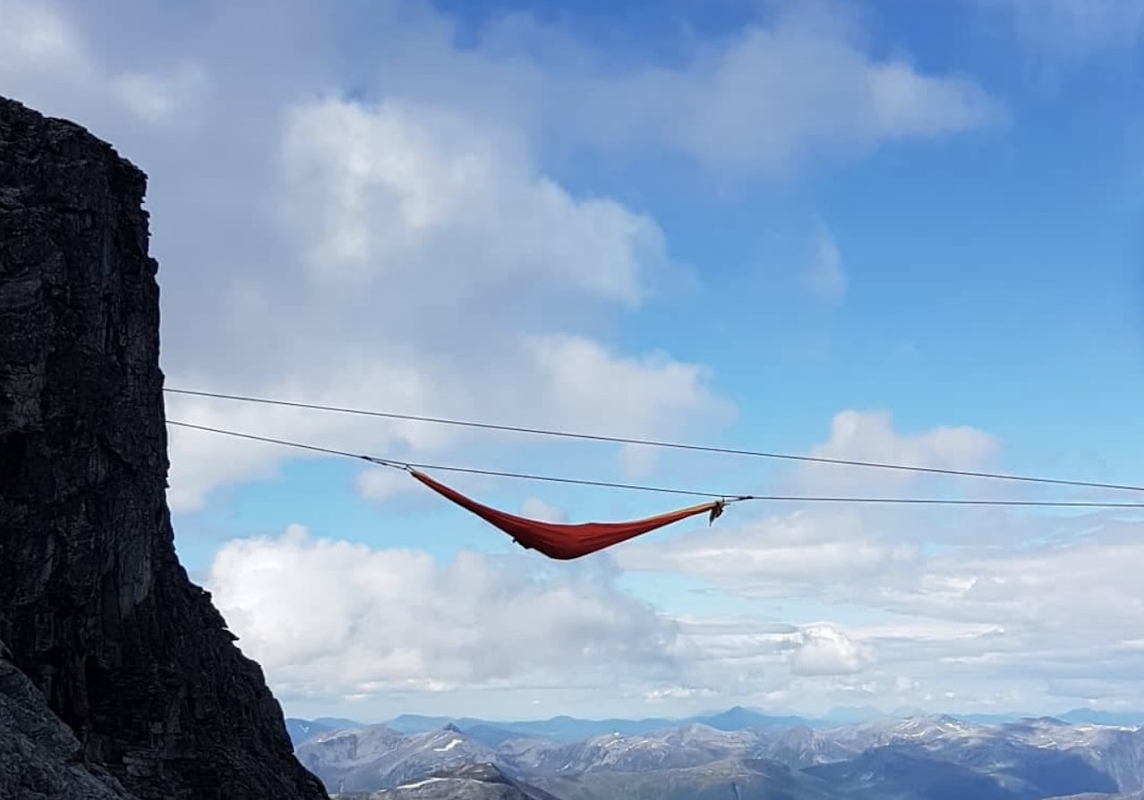 Hengekøye på Kongen, festet med borebolter. Boltene er allerede fjernet.