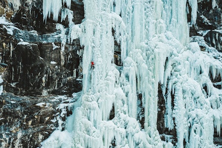 ARCTIC ICE FESTIVAL: Flågbekken er en av de mest populære rutene siden den er variert, bratt og har kort anmarsj. Foto_Mathis Dumas Arctic Ice Festival isklatring