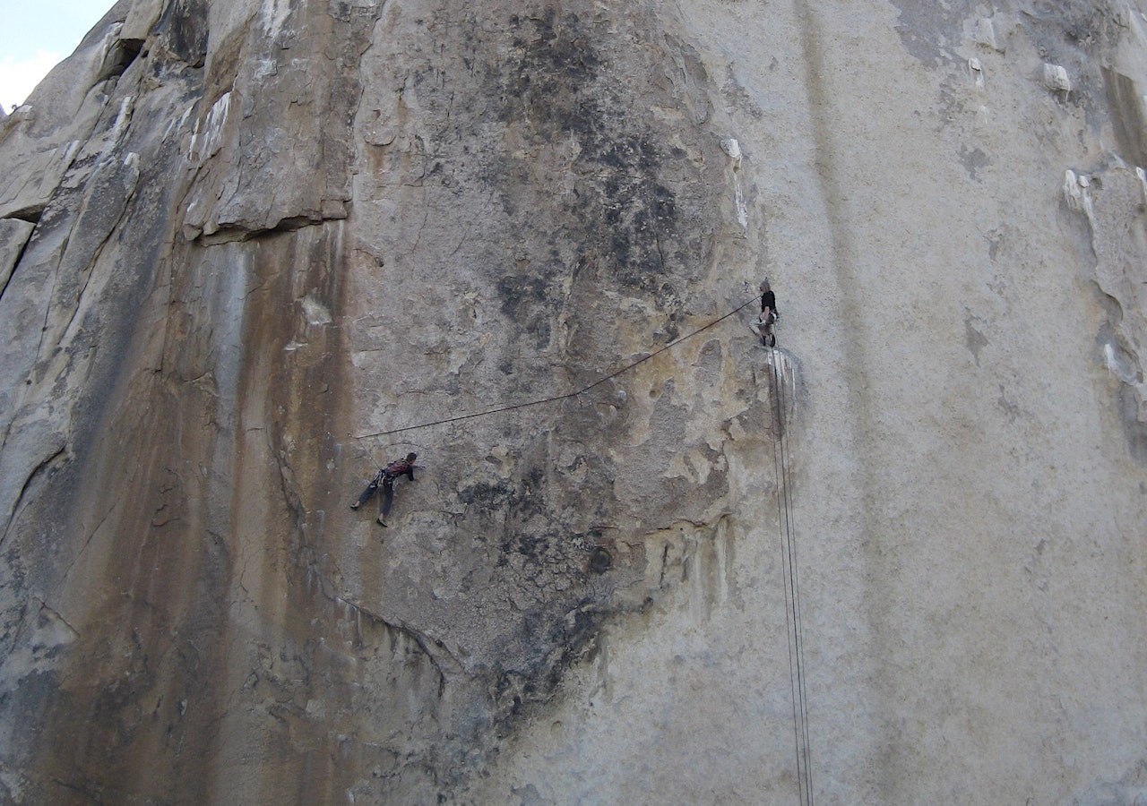 Tore Lundberg og Halvdan Strømgren på Figures on A Landscape i Joshua Tree. Bolta på led; amerikansk trad. Foto: Frode Guldal. Tore Lundberg og Halvdan Strømgren på Figures on A Landscape i Joshua Tree. Bolta på led; amerikansk trad. Foto: Frode Guldal.