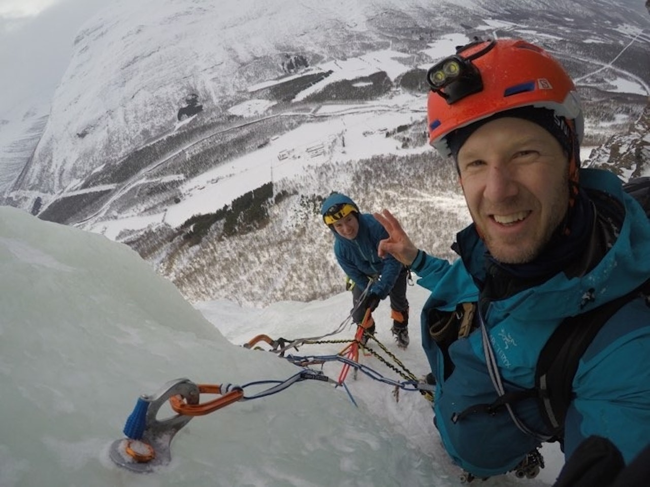 DEN GANG DA: Christian Dramsdahl i kjent positur oppi en foss ved Harstad. Men dett var altså før viruskrisen. Foto: Christian Dramsdahl isklatring Christian Dramsdahl korona påske