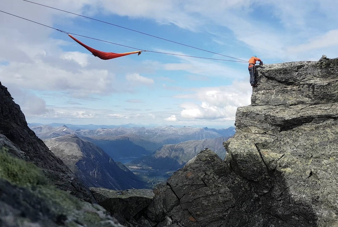 Det er boltet en del bolter på Kongen for å sette opp hengekøyer i forbindelse med et PR-stunt. Boltene skal angivelig tas bort.