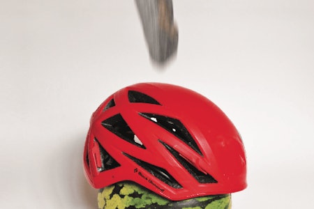 PRØVELSE: Stein, hjelm og melon ... en fin test. Foto: Nikolai Kolstad PRØVELSE: Stein, hjelm og melon ... en fin test. Foto: Nikolai Kolstad