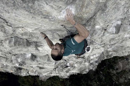 Tørr i regnet: Søren Wold på gul rute (8/8+) på Tunnelcragget. Ingen av rutene har fått navn av førstebestigerne. Foto: Dag Hagen Tørr i regnet: Søren Wold på gul rute (8/8+) på Tunnelcragget. Ingen av rutene har fått navn av førstebestigerne. Foto: Dag Hagen