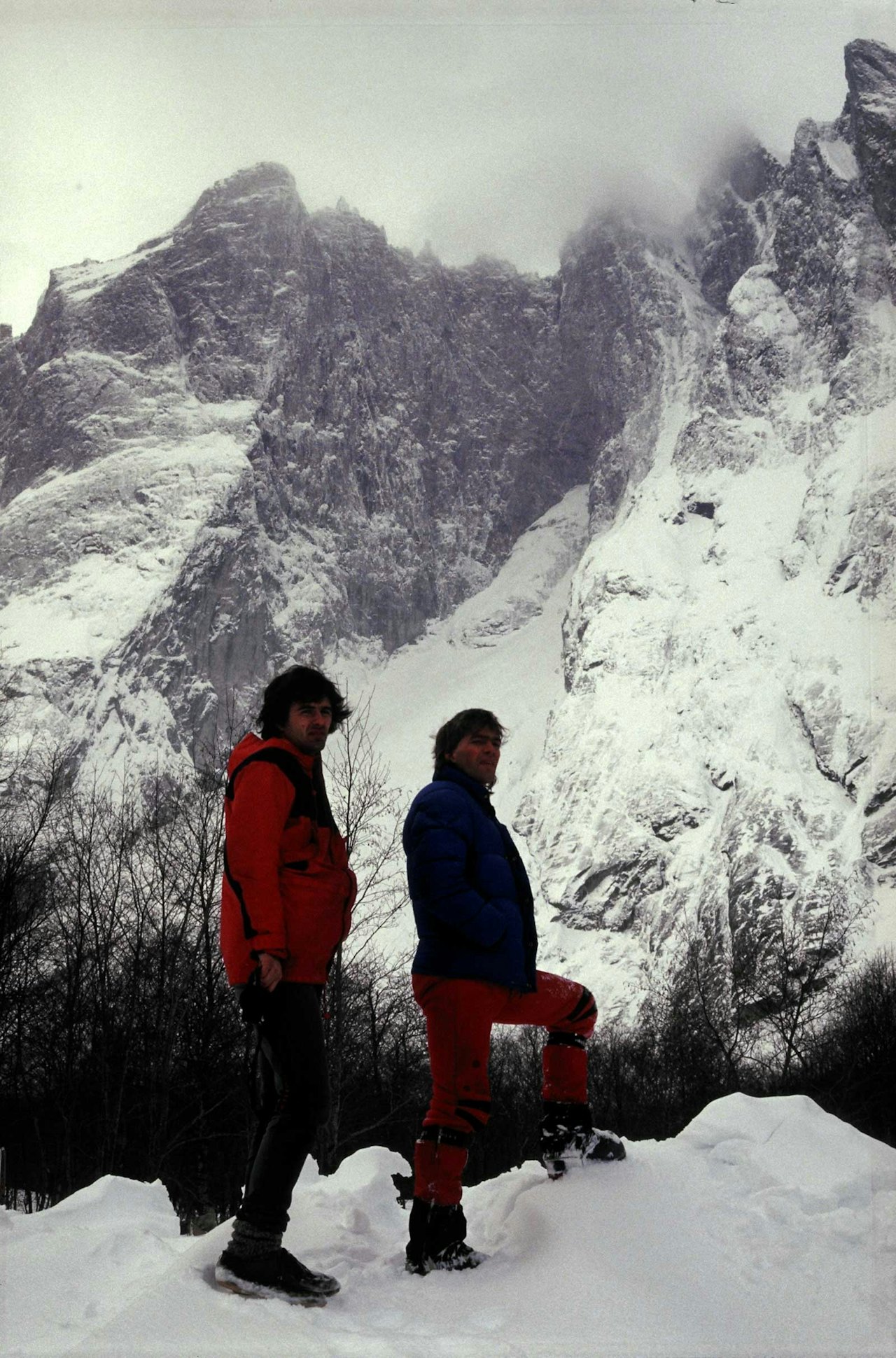 VED TROLLVEGGEN: Øyvind Vadla og Aslak Aastorp under Trollveggen. – Vi ventet på været i en uke mens snøen lavet ned i Romsdalen og vi begynte å bli litt frustrerte. Var jo litt skeptisk til rasfare, men da været endelig snudde var det ingen diskusjon. Vi måtte bare prøve, forteller Aslak. Foto: Jon Grimsmo