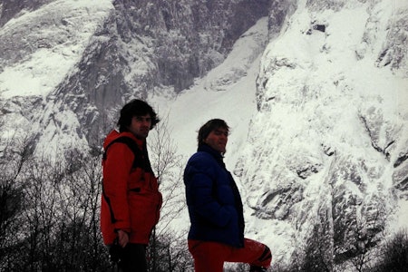 VED TROLLVEGGEN: Øyvind Vadla og Aslak Aastorp under Trollveggen. – Vi ventet på været i en uke mens snøen lavet ned i Romsdalen og vi begynte å bli litt frustrerte. Var jo litt skeptisk til rasfare, men da været endelig snudde var det ingen diskusjon. Vi måtte bare prøve, forteller Aslak. Foto: Jon Grimsmo VED TROLLVEGGEN: Øyvind Vadla og Aslak Aastorp under Trollveggen. – Vi ventet på været i en uke mens snøen lavet ned i Romsdalen og vi begynte å bli litt frustrerte. Var jo litt skeptisk til rasfare, men da været endelig snudde var det ingen diskusjon. Vi måtte bare prøve, forteller Aslak. Foto: Jon Grimsmo