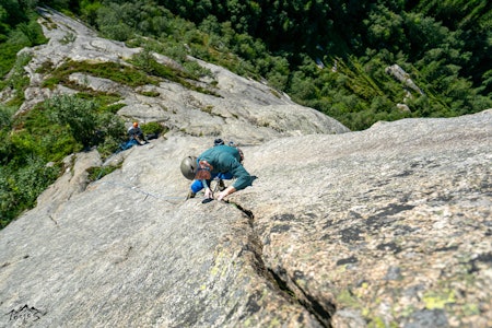 SELNES: Et ukjent perle for de som liker sva- og rissklatring. Her er Andreas Espetvedt Nordstrand på cruxlengden på Andromeda. Foto: Torje Steinkjær SELNES: Et ukjent perle for de som liker sva- og rissklatring. Her er Andreas Espetvedt Nordstrand på cruxlengden på Andromeda. Foto: Torje Steinkjær