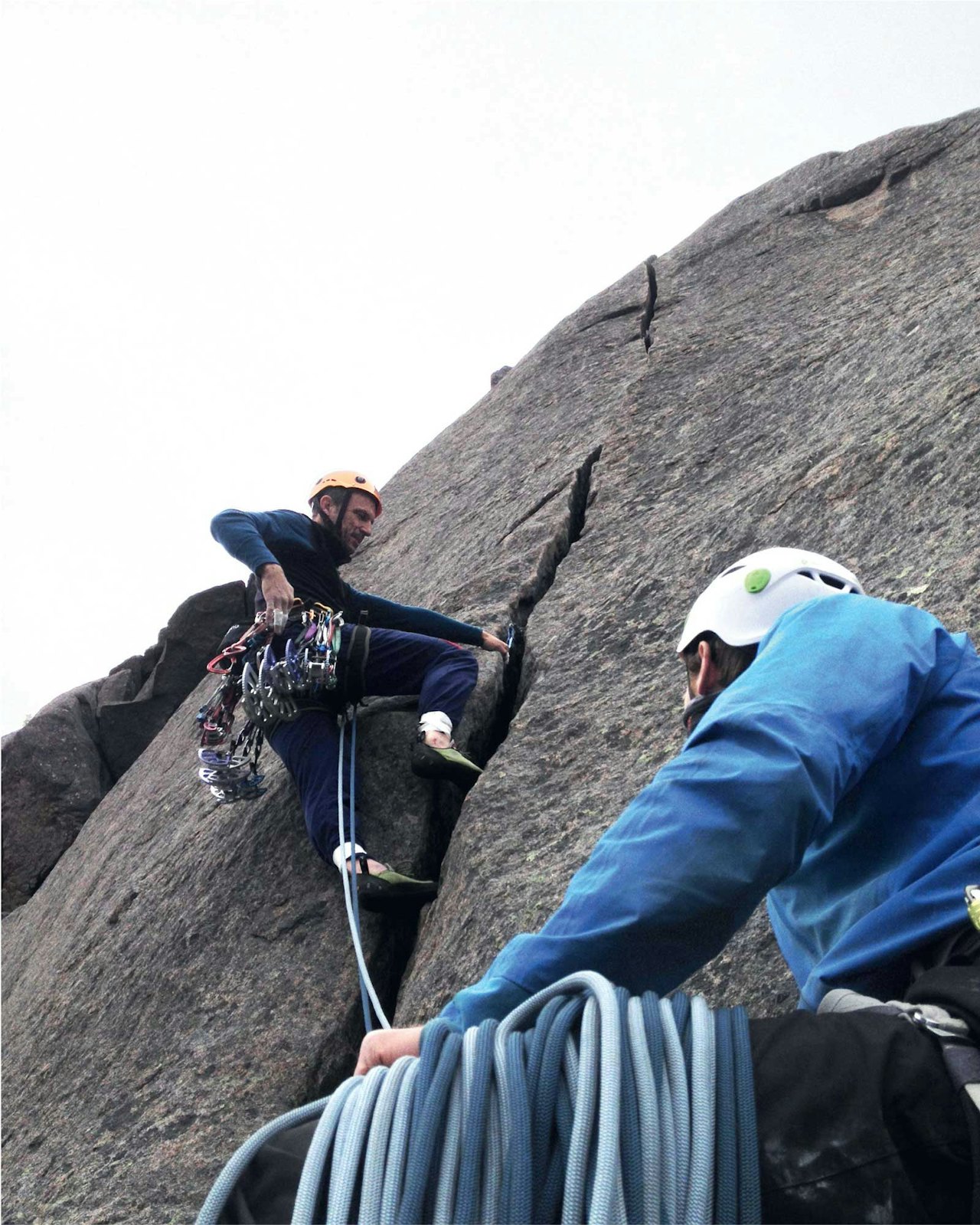 LÅNT UTSTYR: Store kamkiler er kjekt å ha på Vågarisset (6+) i Kalle, Lofoten. Sindre på led, Fredric Møllerop sikrer. Foto: Øyvind Kjønsøy Austbø LÅNT UTSTYR: Store kamkiler er kjekt å ha på Vågarisset (6+) i Kalle, Lofoten. Sindre på led, Fredric Møllerop sikrer. Foto: Øyvind Kjønsøy Austbø