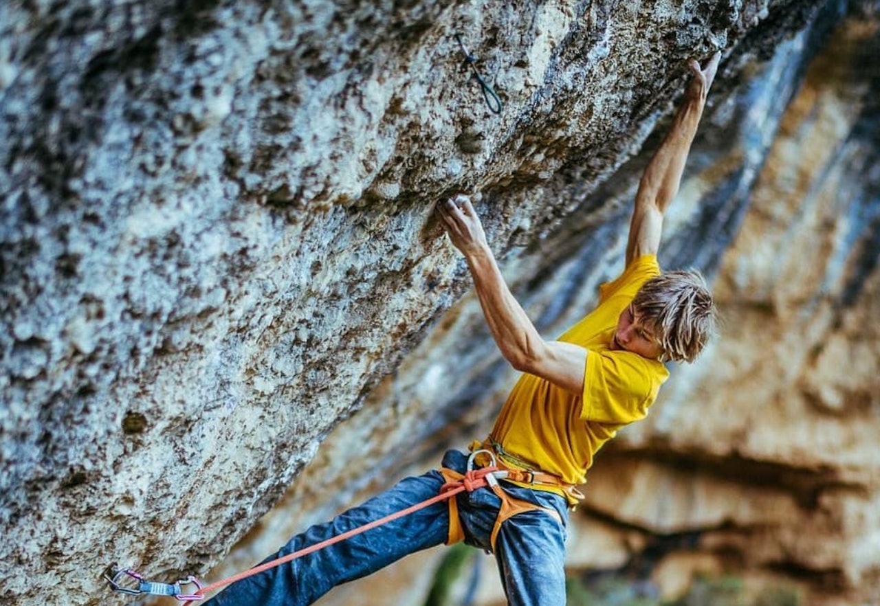 Alexander Megos er en av verdens beste klatrere. Han tvinges dog til å være aktiv på sosiale medier, dvs få folk til å ta bilder av seg ofte nok til å holde trykket på Instagram og Facebook. Dette forventer jo hans sponsorer. Foto: @ken_etzel/Instagram Alexander Megos er en av verdens beste klatrere. Han tvinges dog til å være aktiv på sosiale medier, dvs få folk til å ta bilder av seg ofte nok til å holde trykket på Instagram og Facebook. Dette forventer jo hans sponsorer. Foto: @ken_etzel/Instagram