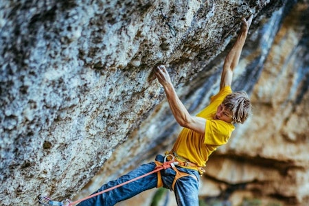 Alexander Megos er en av  verdens beste klatrere. Han tvinges dog til å være aktiv på sosiale medier, dvs få folk til å ta bilder av seg ofte nok til å holde trykket på Instagram og Facebook. Dette forventer jo hans sponsorer. Foto: @ken_etzel/Instagram 