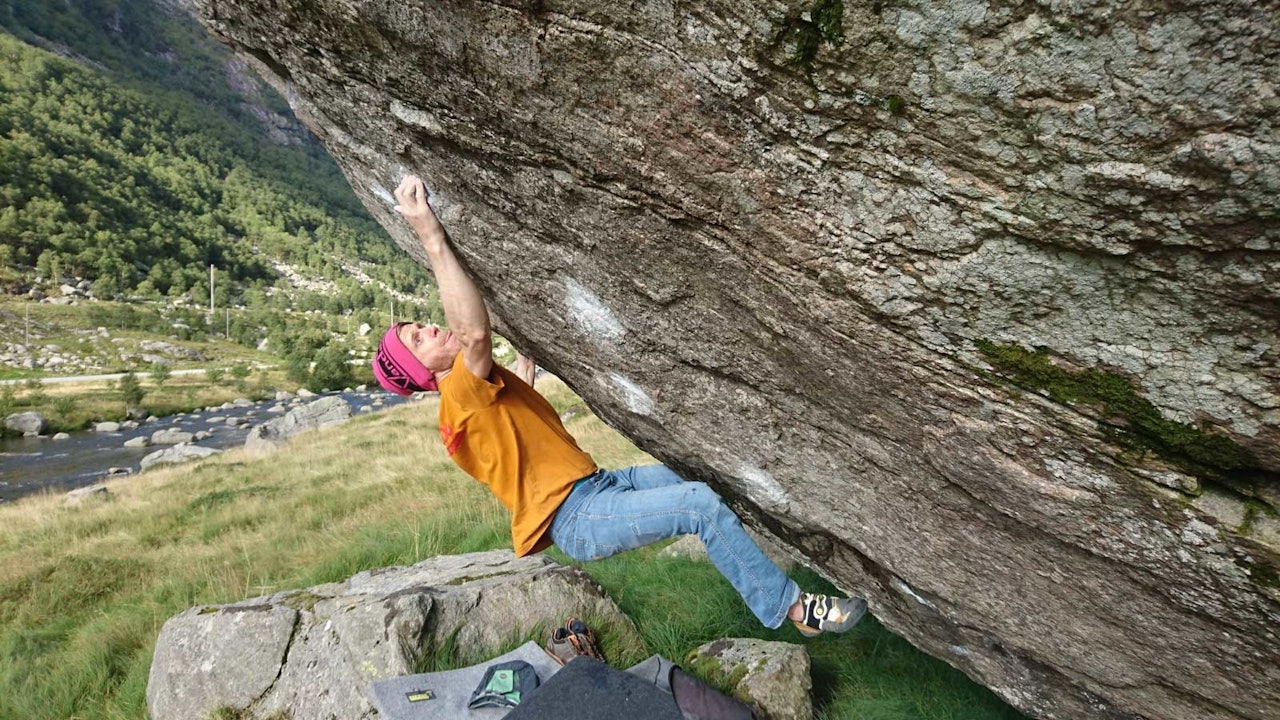 HAR KLATRET FØR: Bratte Rogalands Venners nye daglige leder Stian Engelsvoll er ikke fremmed for hard buldring. Her er han på Titanic høyre (7c+) i Hunnedalen. Foto: Chris Christensen