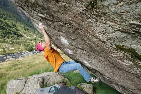 HAR KLATRET FØR: Bratte Rogalands Venners nye daglige leder Stian Engelsvoll er ikke fremmed for hard buldring. Her er han på Titanic høyre (7c+) i Hunnedalen. Foto: Chris Christensen