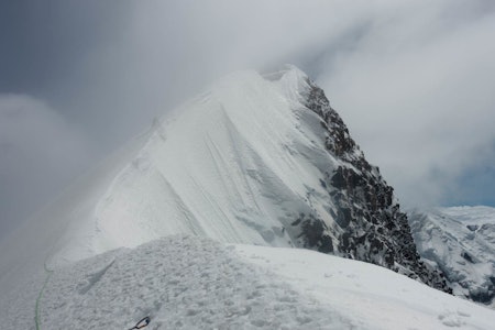 Mot toppen: Brad McMillan skimtes bak skyene, i ferd med å nå toppryggen på Aoraki / Mount Cook. Foto: Andreas Widlund