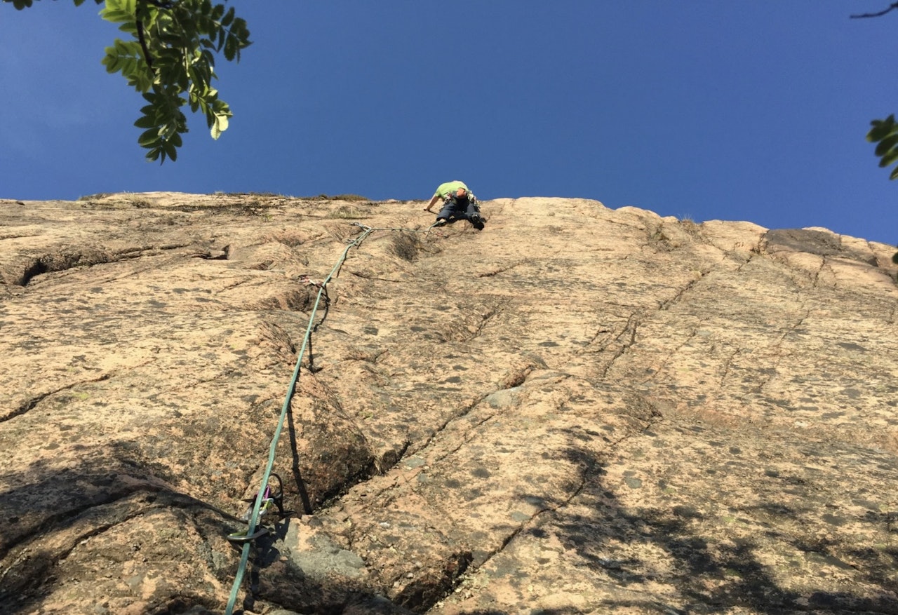 Mange av klippene i Bohuslän ligger på privat jord, og anmarsjen er gjerne over dyrket mark. Dette skaper konflikter med grunneiere. Vi vil oppfordre alle klatrere til å sette seg inn i Bohusläns klatreklubbs retningslinjer for adkomst. Foto: Dag Hagen Mange av klippene i Bohuslän ligger på privat jord, og anmarsjen er gjerne over dyrket mark. Dette skaper konflikter med grunneiere. Vi vil oppfordre alle klatrere til å sette seg inn i Bohusläns klatreklubbs retningslinjer for adkomst. Foto: Dag Hagen