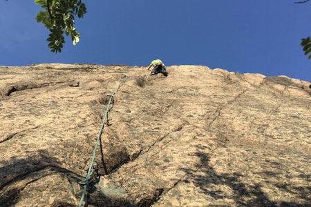 Mange av klippene i Bohuslän ligger på privat jord, og anmarsjen er gjerne over dyrket mark. Dette skaper konflikter med grunneiere. Vi vil oppfordre alle klatrere til å sette seg inn i Bohusläns klatreklubbs retningslinjer for adkomst. Foto: Dag Hagen Mange av klippene i Bohuslän ligger på privat jord, og anmarsjen er gjerne over dyrket mark. Dette skaper konflikter med grunneiere. Vi vil oppfordre alle klatrere til å sette seg inn i Bohusläns klatreklubbs retningslinjer for adkomst. Foto: Dag Hagen