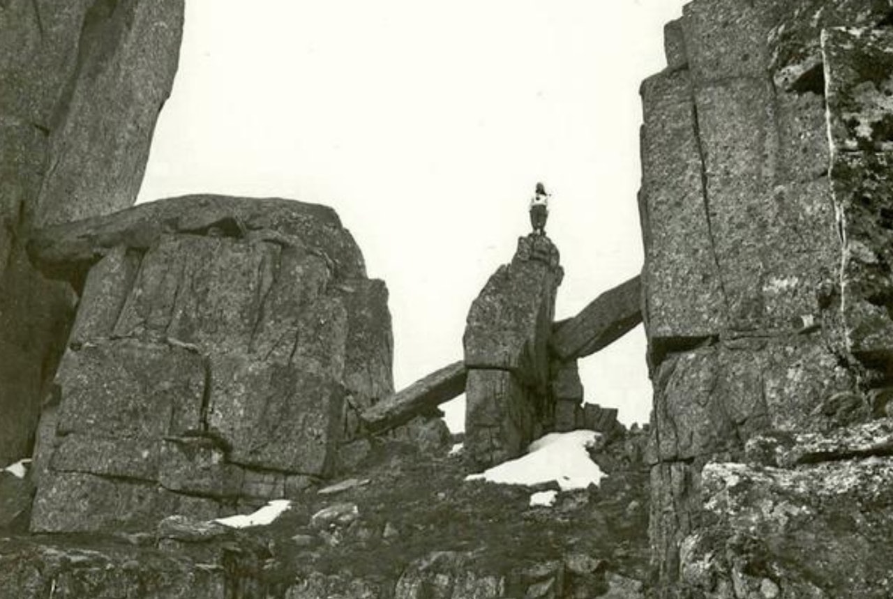 Bodil Roland Heen på toppen av Vågekallfiguren. Foto: Arne Randers Heen Bodil Roland Heen på toppen av Vågekallfiguren. Foto: Arne Randers Heen