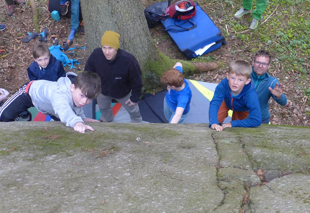 Unge lovende buldrere under fjordårets Østmarka Buldremaraton. Unge lovende buldrere under fjordårets Østmarka Buldremaraton.