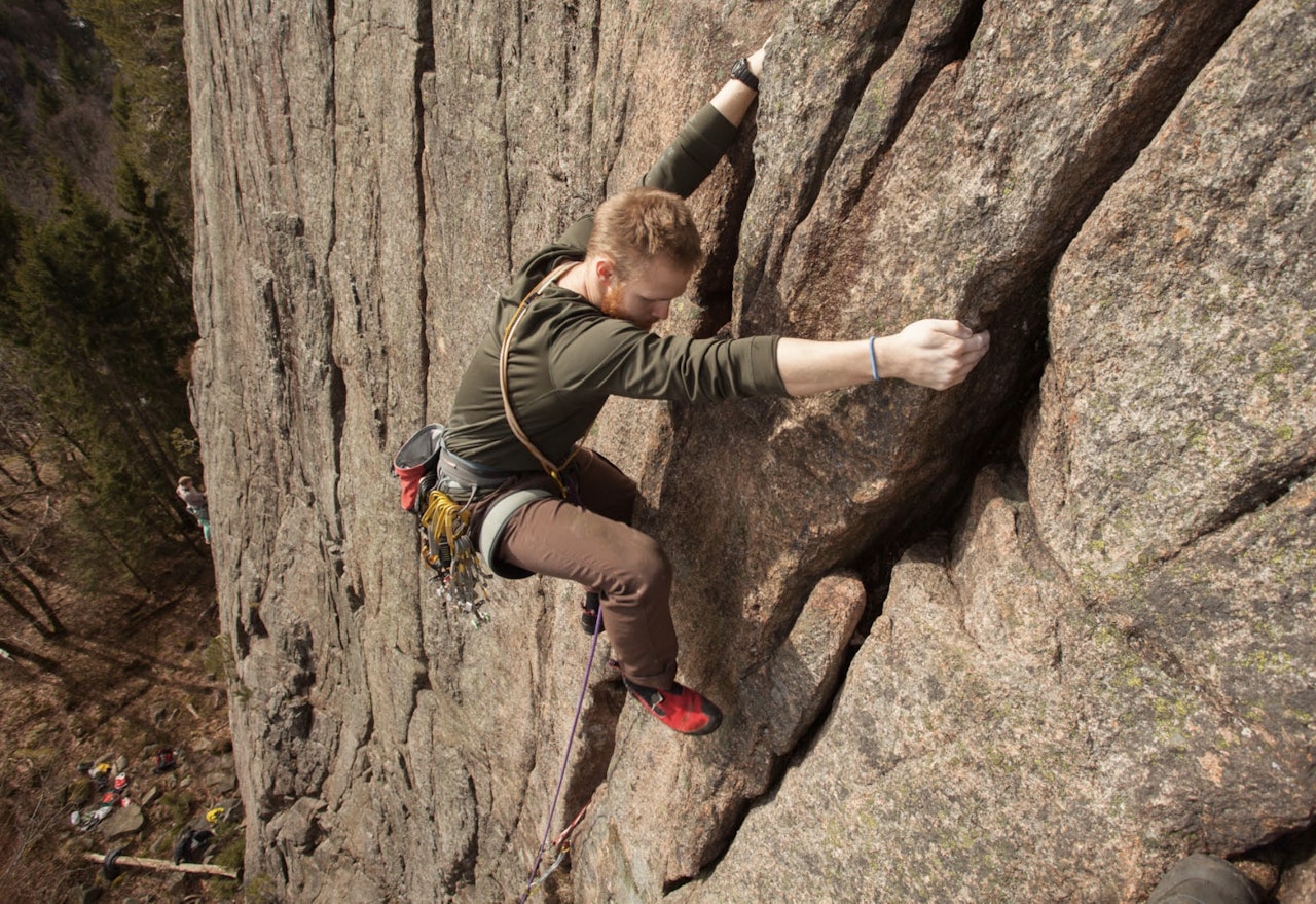 – Teksten er litt streng for alle de som er redd for å lede – meg inkludert. Enda strengere mot fjellklatrerne, for så vidt, skriver artikkelforfatteren til norsk-klatring.no. Her er han på led på naturlige sikringer. Foto: Simen Tystad Tunold – Teksten er litt streng for alle de som er redd for å lede – meg inkludert. Enda strengere mot fjellklatrerne, for så vidt, skriver artikkelforfatteren til norsk-klatring.no. Her er han på led på naturlige sikringer. Foto: Simen Tystad Tunold