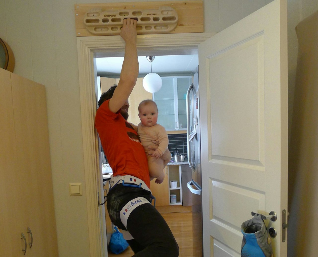 Er du forelder og har en baby? Gjør som Thomas Meling og bruk bebisen som motvekt!  Thomas Meling og baby.