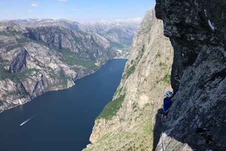 Pete Whittaker på en varm dag i juni nærme toppen på Skjoldet på Kjerag. Foto: Mari Salvesen Pete Whittaker Mari Salvesen Kjerag Skjoldet